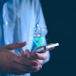 Un smartphone modern cu pictograme AI pe ecran